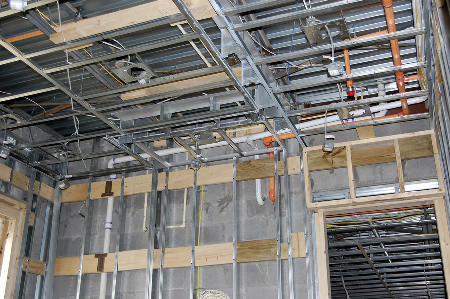 Ceiling with steel and wood of mansion under construction